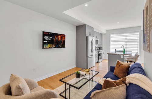 Oakville House | Luxury Oakville Townhome | Free Parking & Wi-Fi