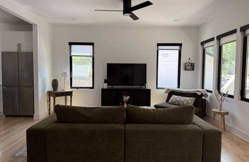 Lincoln Heights House | Luxury Retreat - Sleeps 10–14/Uptown & South End