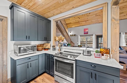 Wears Valley Cabin | Luxury Retreat with Mountain Views, Hot Tub, Wi-Fi, Arcade - Mins to PF and GB!