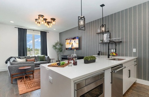 Katie Hill Neighborhood House | Luxury Skyline Rooftop Hot Tub | 5 Min to Broadway