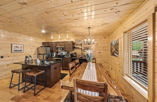 White Oak Lodge Cabin | Luxury Smoky Mntn Getaway. Close 2 GB DWNTN. HotTub .Games. CoffeeBar. Views