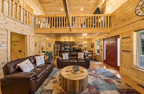 White Oak Lodge Cabin | Luxury Smoky Mntn Getaway. Close 2 GB DWNTN. HotTub .Games. CoffeeBar. Views