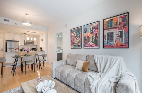 Cite Multimedia Apartment | Luxury Stay in Old Port | King Bed | Sleeps 4