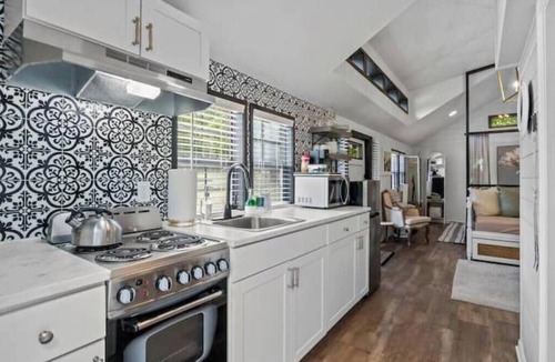 Camden House | Luxury Tiny Home + Fast Wi-Fi + Near the Tennessee River + Garden Tub