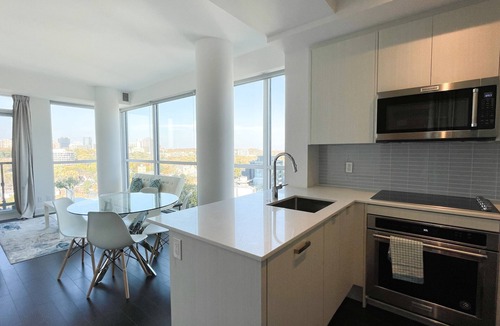 Midtown Toronto Condo | Luxury Toronto 3 bed 2 bath condo by 8 Subways! Yorkville/Annex