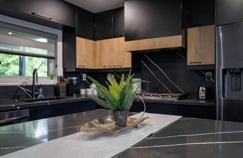 Willowdale House | Luxury Toronto Stay with BBQ, Gazebo, Games & Parking