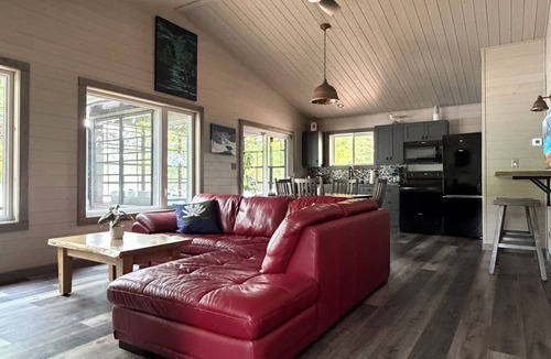 Manitoulin District Cottage | Luxury Waterfront Cottages | Gateway to McGregor Bay,