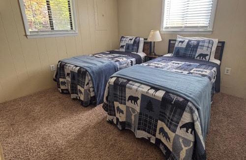 Maggie Valley House | Maggie Valley Cabin - Hot Tub - Spectacular Views - Sleeps 7