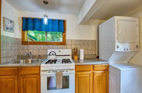 Maggie Valley Ski Chalet | Maggie Valley Ski Chalet: Cozy Winter Retreat- 5 minutes to the Slopes!