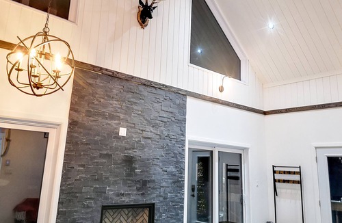 Sainte-Ann-des-Lacs Ski Chalet | Magnificent New Cottage for Rent - Near St-Sauveur