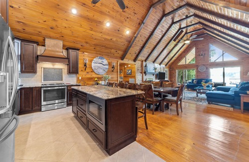 Macon Cabin | Main Lake View, Flat Lot, Hot Tub, Kayaks, Fire Pit & More!