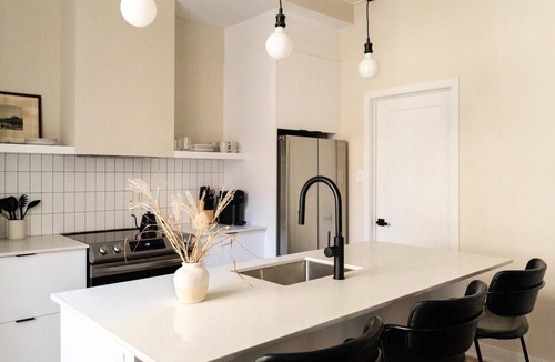 Old Montreal Apartment | Maison Place Royale Luxury Two-Bedrooms Apartment Old Montreal Full Kitchen Stone Walls Wi-Fi AC