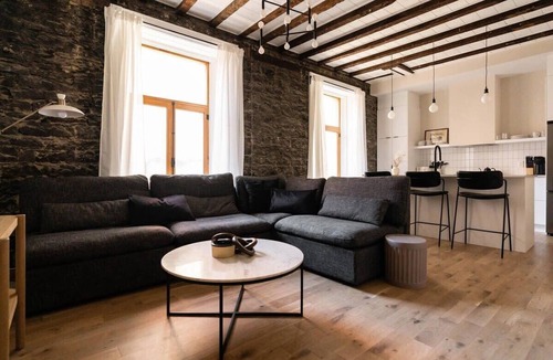 Old Montreal Apartment | Maison Place Royale Luxury Two-Bedrooms Apartment Old Montreal Full Kitchen Stone Walls Wi-Fi AC