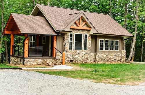 Thurmond Cottage | Malbec- our Charming 2-bedroom Cottage near Jones von Drehle