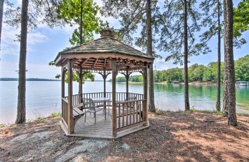 Salem House | Marina Villa Condo at Lake Keowee w/Fireplace