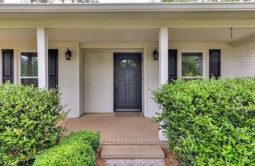 Martinez House | Masters Getaway - Less than 10 minutes from ANGC - Sleeps 8 - Pool + Outdoor TV