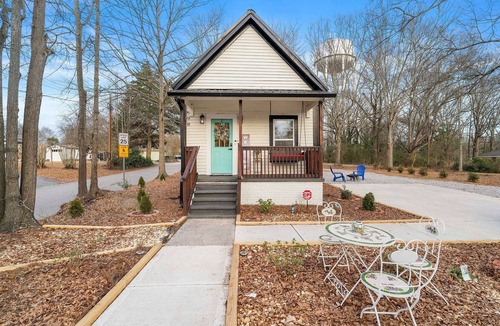 Monroe House | Mel-C's Cozy Cottage Comfy Retreat in the Heart of Downtown Monroe Georgia