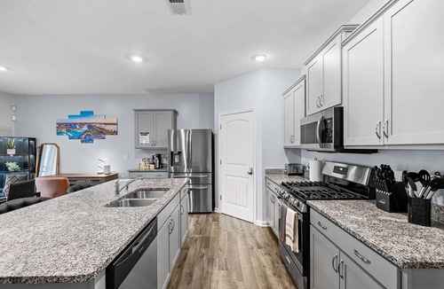 Southaven House | Memphis-Inspired 4BR Home w/Fireplace+Fast Wi-Fi+Close to all major attractions