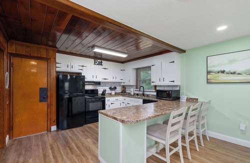 Bristol House | Minutes Away from Downtown Bristol & the Speedway