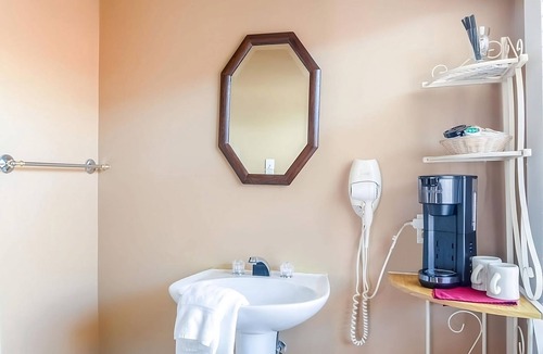 Abbeville House | Minutes to West Cambridge Park! FREE Onsite Parking and FREE Breakfast!