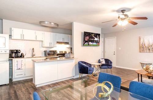 Sugar Creek Apartment | Modern 1 Bedroom Apartment - 5 Mins to Noda
