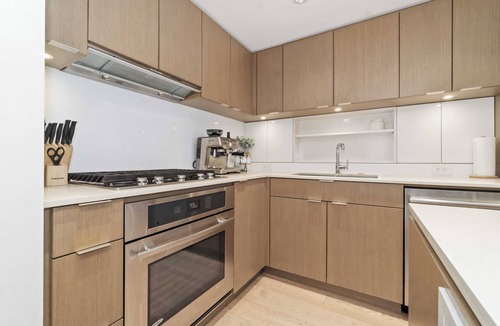 Mount Pleasant Condo | Modern 1BR Condo near Seawall & SkyTrain-walking distance to MAJOR INTERNATIONAL SPORTING EVENT