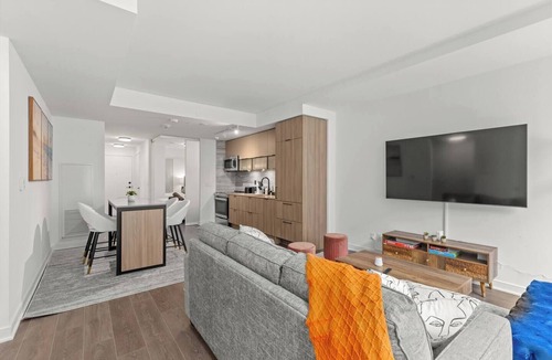 West Don Lands House | Modern 2-Storey Townhouse | 4BR/3BA Downtown