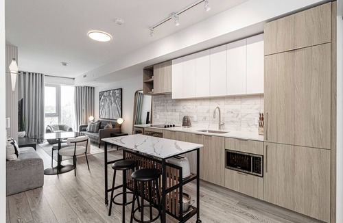 Forest Hill South Condo | Modern 2bdr+ 2bath with free parking in luxurious Forest Hill neighbourhood!