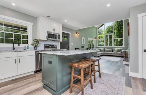 South Belmont House | Modern 3 BR house in Belmont
