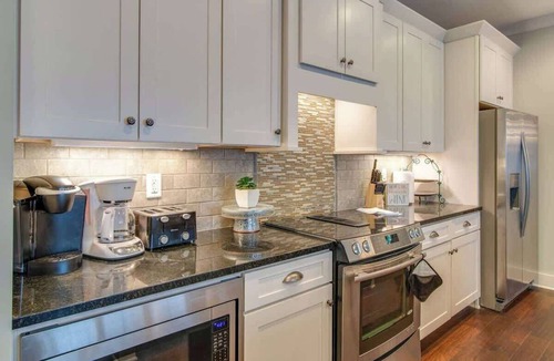 Edgehill House | Modern 3 King Belmont Retreat with 2 Living Rooms | Walk to Belmont & Vanderbilt | Near Music Row, The Gulch & 12th South | 2 miles to Broadway | Large Dining Table, Smart TVs, Parking, 24 Hr Hospitality