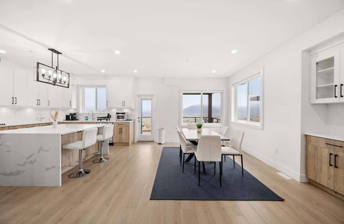 Eastern Hillsides House | Modern 4BR Suite with Mountain Views