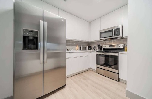 Charlotte Center City Apartment | Modern 4BR with Balcony and City Skyline Views