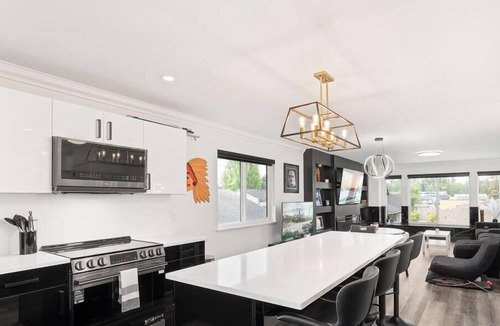 West Vancouver House | Modern 5BR Home Near Lions Gate - Glass Deck + BBQ