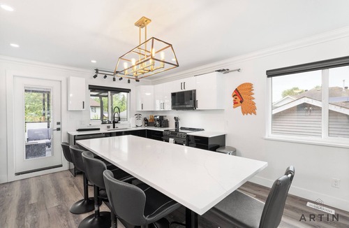 West Vancouver House | Modern 5BR Home Near Lions Gate - Glass Deck + BBQ