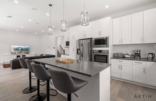 East Side House | Modern 6BR Home - Ideal for Quiet Family Holidays