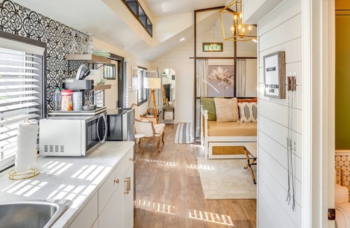 Camden Apartment | Modern Camden Villa w/ Deck, Near Tennessee River