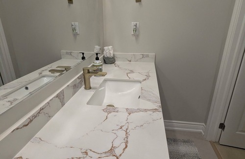 Whitby House | Modern Designer Suite — Minutes to Thermëa Spa & Highways 407, 401 and GO