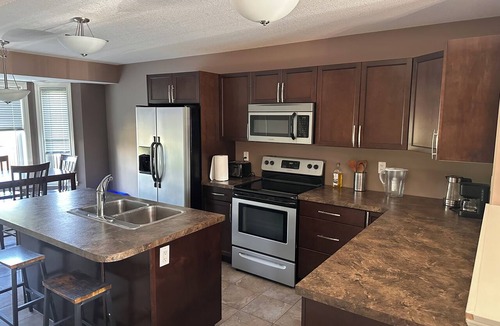 Farmington House | Modern Duplex with 3 bedroom