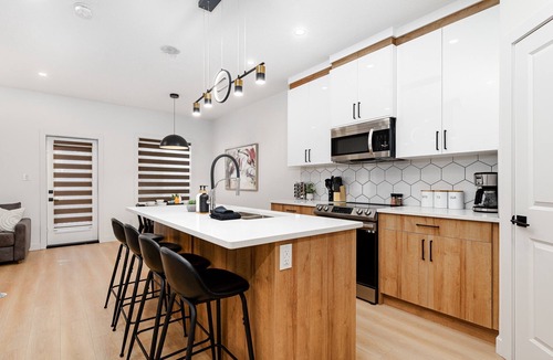 Southeast Edmonton House | Modern Duplex with AC Nearby Grey Nuns & Sleeps 8