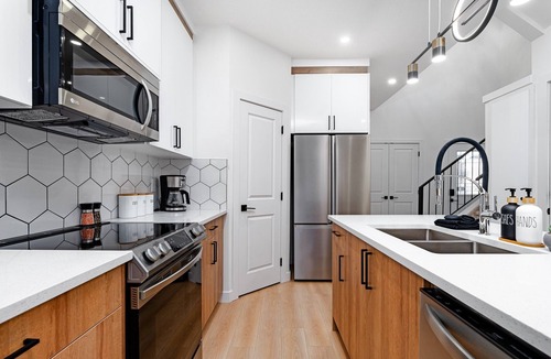 Southeast Edmonton House | Modern Duplex with AC Nearby Grey Nuns & Sleeps 8