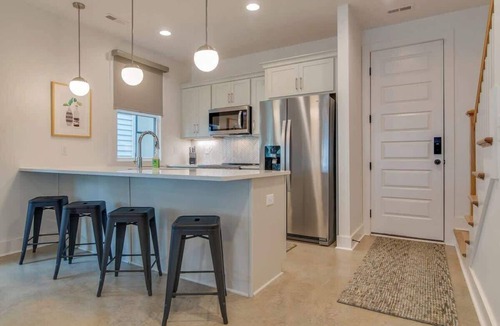 Greenwood House | Modern East Nashville Townhome, Walk To Local Favorite Restaurants And Bars, 2 Car Garage, Smart TVs in Every Room, Near Five Points, The Gulch And 10 min to Broadway, 24 Hr Hospitality