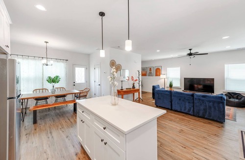 Charlotte House | Modern Home-4miles to city-Fully Fenced-Dogs ok!