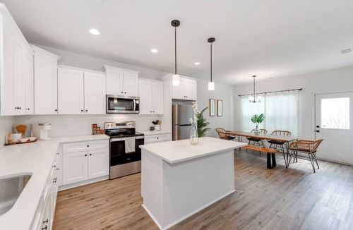 Charlotte House | Modern Home-4miles to city-Fully Fenced-Dogs ok!