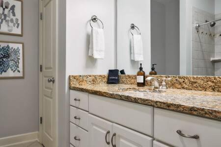 Hillsboro West End House | Modern Home next to Vanderbilt Campus with Parking, Screened Porch & Workspace, Walk to Hillsboro Village, Fido & Pancake Pantry, Minutes to Music Row, 12 South & Broadway, Perfect for Families, Friends & University Visits