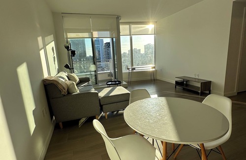 Downtown New Westminster Apartment | Modern luxury with skyline across Vancouver - 5 mins to the water and trains!