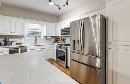 Sapphire House | Modern Mountain Zen 3-Bed, 3-Bath Home with Creeks