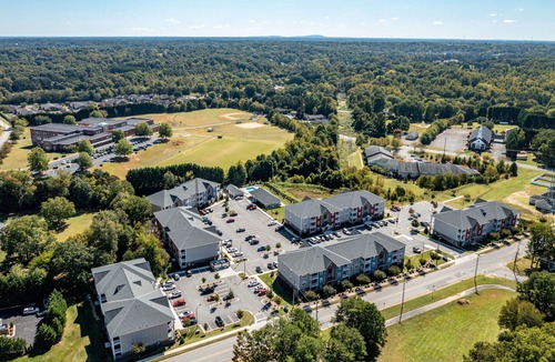 Hickory Apartment | Modern Oasis I Free Parking I Pool I Hawks