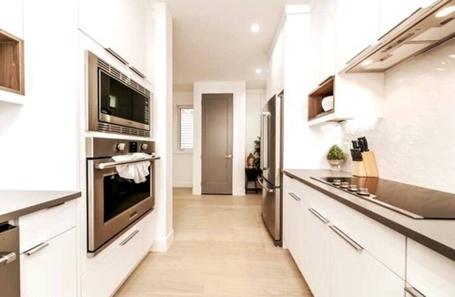 Southside House | Modern Retreat - Hot Tub - KingBed - AC - Fireplace - Garage