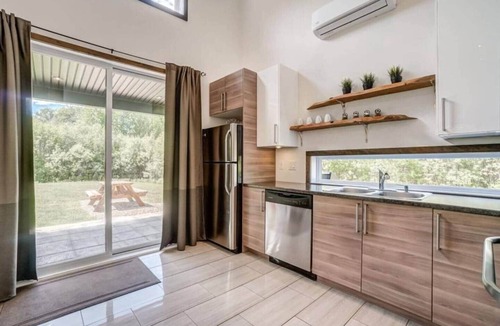 Cheneville House | Modern Riverfront Spa firepit 8 min Lac Simon