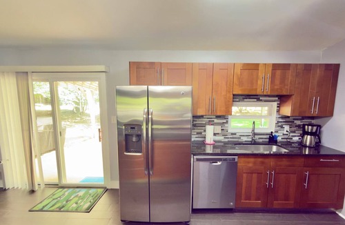 Charlotte House | Modern Stay Peaceful Backyard Near Uptown+ pergola - 15 min to uptown!